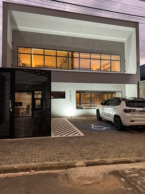 Fachada da sede do escritório na Rua Guatemala, 122, à noite