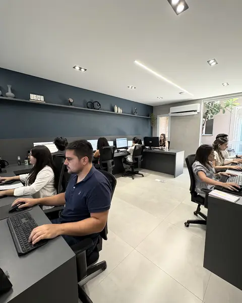 Equipe trabalhando nas estações do salão da sede