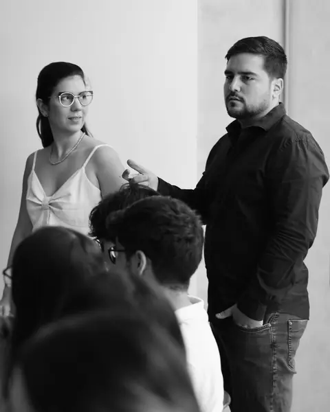 Treinamento interno da equipe na sala de reuniões da sede
